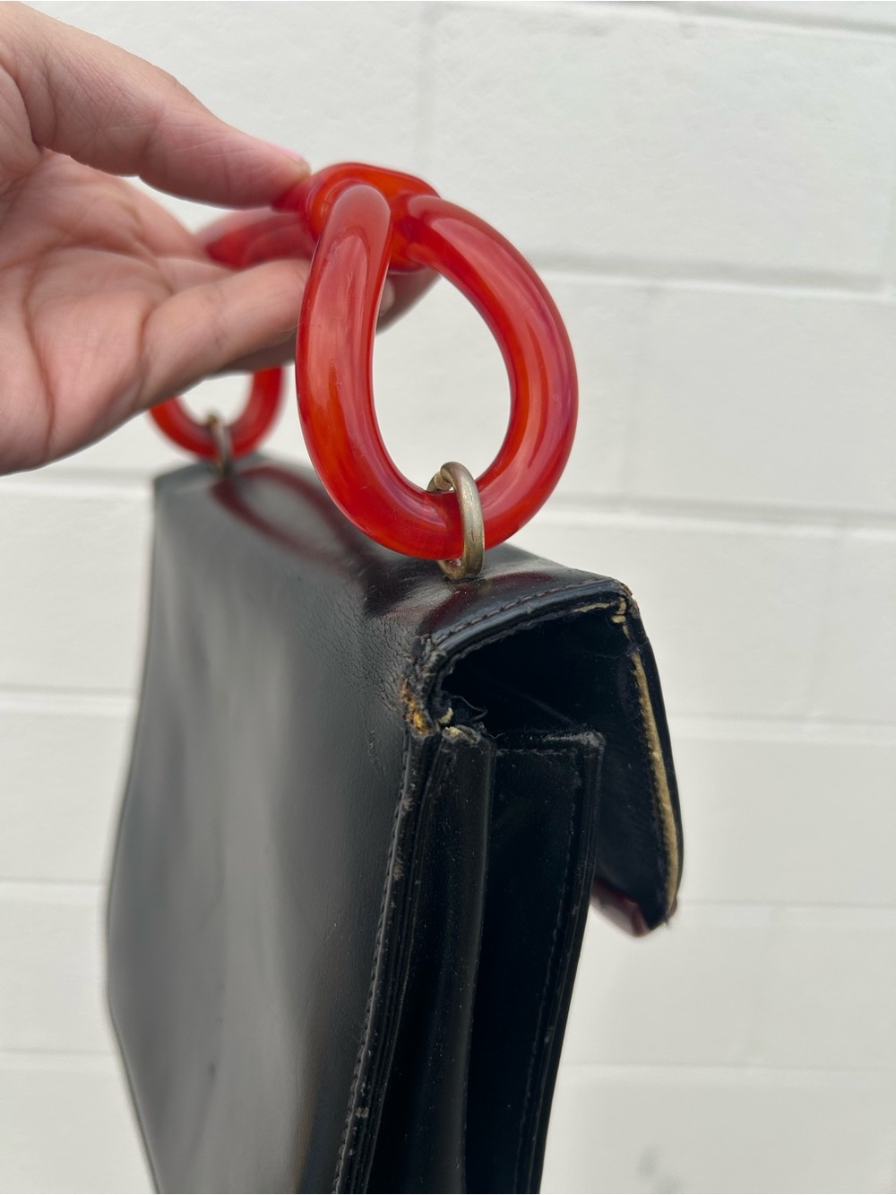 charming vintage black leather handbag Lucite Bakelite handle - Picture 4 of 9